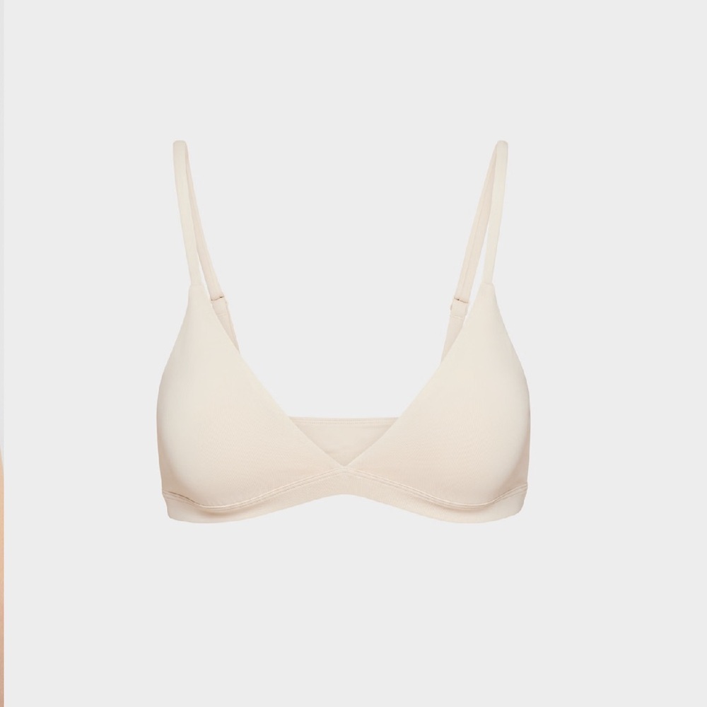 Aritzia
Original Contour Triangle Bralette in matte pearl - Picture 5 of 9